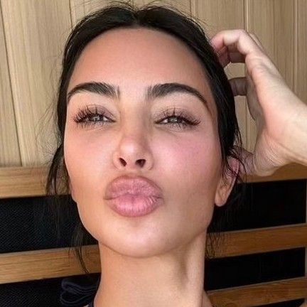 Kim Kardashian Selfie, Kim Kardashian Hollywood Game, Young Kim Kardashian, Kim Kardashian Makeup Tutorial, Kardashian Memes, Brown Makeup Looks, Kim Kardashian Makeup, Kim Kardashian Hair, Kim Kardashian Outfits