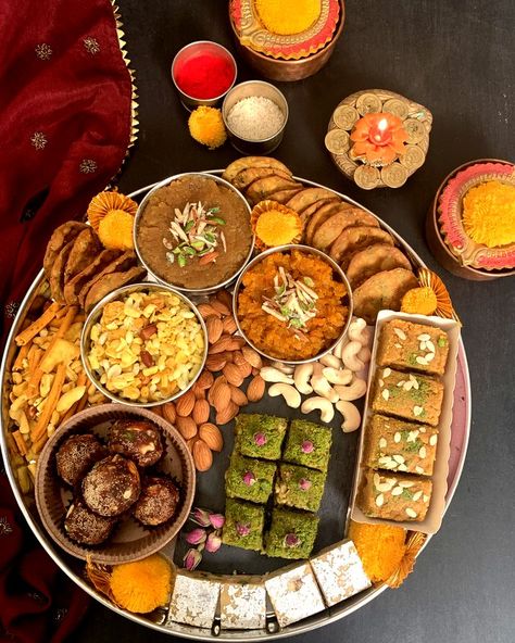 Indian Food Party, Snacks Platter, Sweets Photography, Diwali Sweets Recipe, Diwali Snacks, Diwali Sweets, Snack Platter, Diwali Food, Party Food Platters