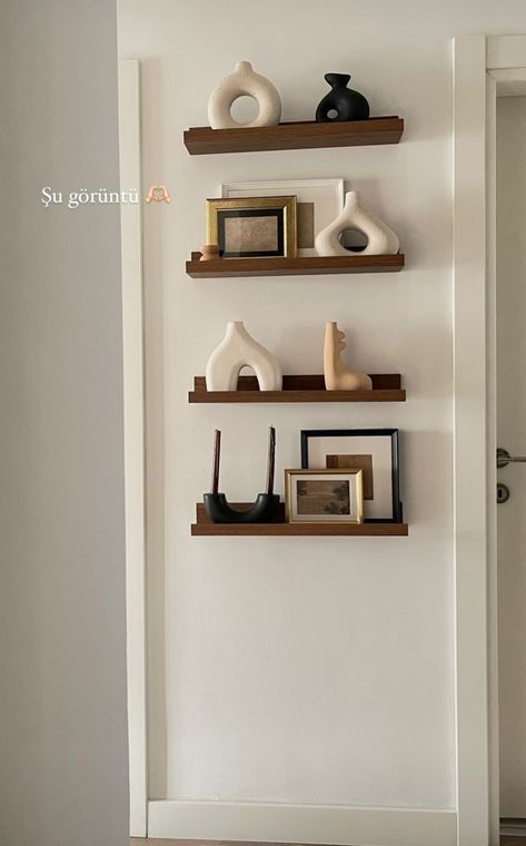 Wall Shelf Ideas Bedroom Small Spaces, Small Wall Ideas, Empty Wall Ideas Bedroom, Dining Room Decor Modern, Cottage Decor Living Room, Living Room Spaces, Room Makeover Bedroom, Winter Home Decor, Decor Home Living Room