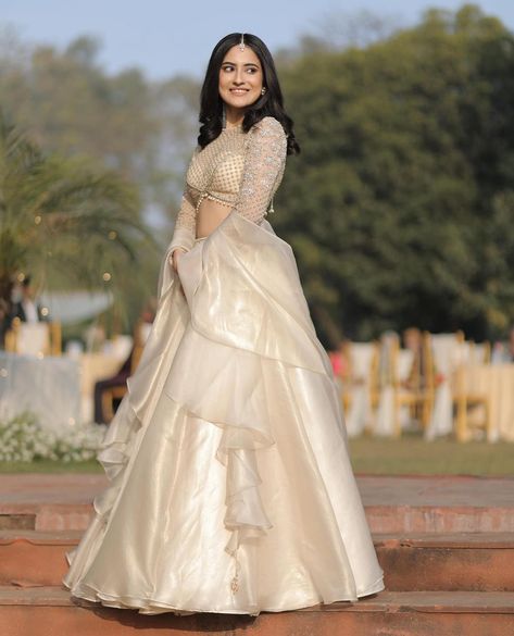 Lenhga Poses, Organza Frocks, Indowestern Outfits, Plain Lehenga, Function Dress, Ladies Sangeet, Festive Dress, White Lehenga, Simple Lehenga