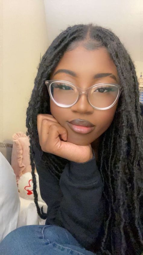 Shifting Face Claims Black, Black Women In Glasses, Accessorized Hairstyles, Pose Ideas Black Women, Glasses On Black Women, Black Women Face Claim, Braids And Glasses, Black Women Glasses, Black Face Claims