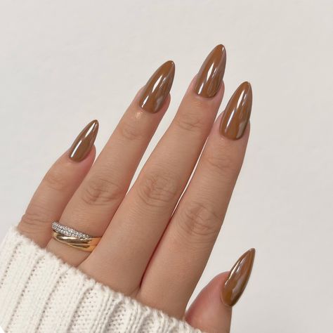 107 Cappuccino - Bring warmth and coziness into the fall by wearing this must-have shade of medium brown with yellow undertone. Even better, top Cappuccino with Magic White Chrome for a perfectly maple glazed donut look! This Charme Gel is part of the Cozy Fall Collection and Second Collection. Charme Gel Polish is a 3-step gel system that offers a highly pigmented, long lasting formula. It is gentle on natural nails with quick and easy soak off removal. Highly pigmented gel polish for smooth ap Yellow Glazed Donut Nails, Maple Glazed Nails, Red Glazed Donut Nails, Caramel Chrome Nails, Coffee Chrome Nails, Green Glazed Donut Nails, Yellow Brown Nails, Fall Glazed Donut Nails, Sheer Brown Nails