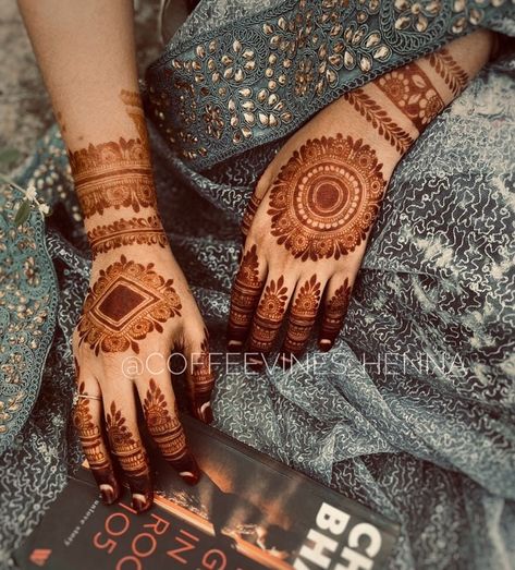 Henna Design Hand, Mandala Henna Design, Back Hand Design, Mehndi For Beginners, Mehndi Tutorial, Round Mehndi Design, Traditional Mehndi, Mehndi Outfits, Design Mehndi