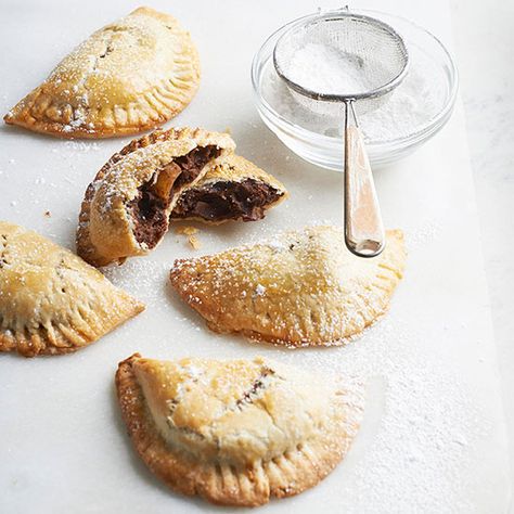 Chocolate Banana Empanadas from @bhg Banana Foster Recipe, Biscuits Graham, Banana Dessert Recipes, Bananas Foster, Banana Dessert, Chocolate Hazelnut Spread, Banana Chocolate, Mini Pies, Chocolate Banana