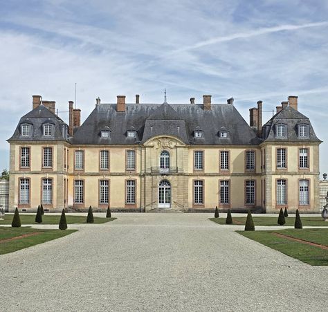 RUPERT DIXON on Instagram: “The elegant sandstone and brick exterior of the Château de La Motte-Tilly that sits in a park of nearly 150 acres.” Sandstone Mansion, Sandstone Castle, Chateau House, Manor Homes, Castle Home, Grand Est, Brick Exterior, English Manor, Mansions Homes