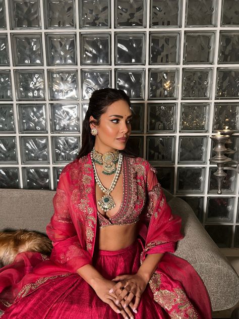 Red Velvet Lehenga, Red Bridal Lehenga, Esha Gupta, Ridhi Mehra, Sabrina Carpenter Outfits, Velvet Bustier, Raw Silk Lehenga, Velvet Lehenga, Kim Kardashian Outfits