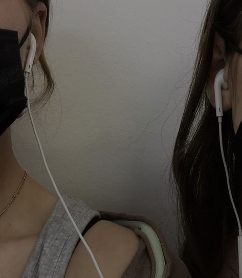 best friends sharing earphones aesthetic music Friends Listening To Music Aesthetic, Sharing Music Aesthetic, Sharing Earphones Couple Aesthetic, Earphone Aesthetic Girl, Music Friends Aesthetic, Sharing Earbuds Aesthetic, Sharing Earphones Couple, Girl With Earphones Aesthetic, Sharing Earphones Aesthetic