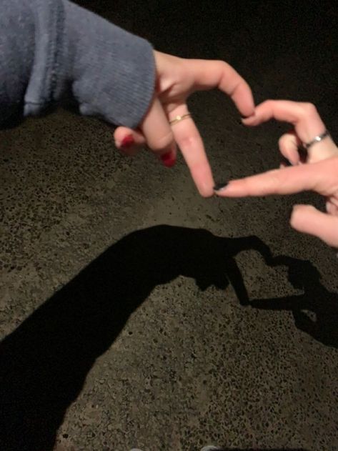 Heart Hand Sign, Girls Holding Hands, Camo Nails, Best Friend Images, Couple Hands, Travel Pictures Poses, Body Outfit, Cute Photography, Best Photo Poses