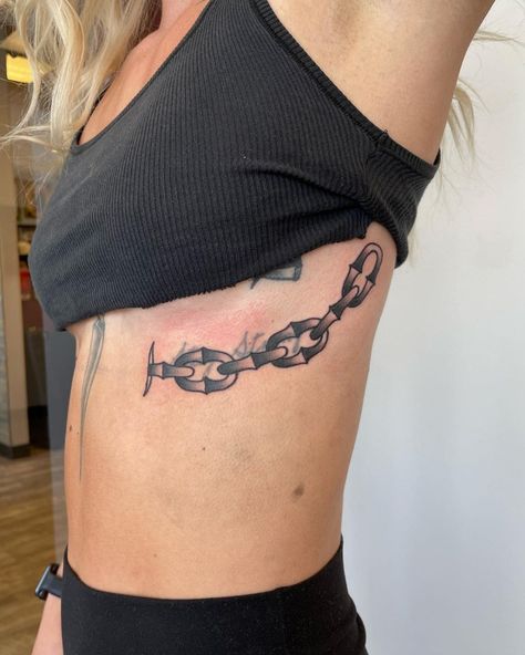 Tattoos by Byron | Rib chains on @mollyyyhammons #tattoo #traditional #traditionaltattoo #bold #black #chain #chaintattoo #traditionalchain #ribtattoo... | Instagram Chain Knee Tattoo, Traditional Rib Tattoo, Traditional Chain Tattoo, Carabiner Tattoo, Chain Tattoo Design, Tattoos On Side Ribs, Chain Tattoo, Tattoo Traditional, Knee Tattoo