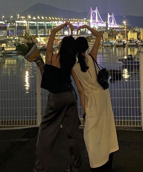 Friendship Photoshoot, Korean Best Friends, Best Friend Poses, Best Friends Aesthetic, Cute Friend Photos, Bestie Goals, Friend Goals, Friend Poses, Best Friend Goals