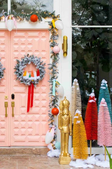 Colorful Front Door, Front Door Christmas Decor, Door Christmas Decor, Outdoor Christmas Garland, Christmas Candyland, Retro Christmas Decorations, Front Door Christmas, Christmas Door Decoration, Side Angle