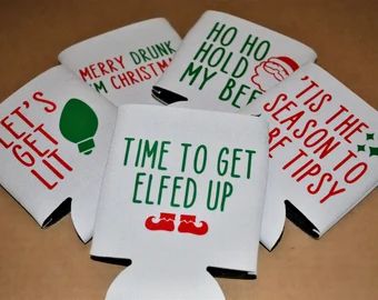 Christmas Koozie, Funny Koozies, Christmas Alcohol, Noodle Boards, Koozie Design, Christmas Booth, Santa Ideas, Cricut Christmas Ideas, Christmas Cricut