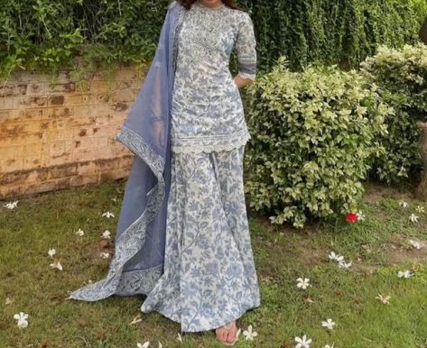 Casual Gharara, Lawn Suit Design Ideas, Suit Designing Ideas, Lawn Suit Design, Cotton Sharara Suits, Suit Design Ideas, Sharara Designs, Sharara Suits, Lawn Suit