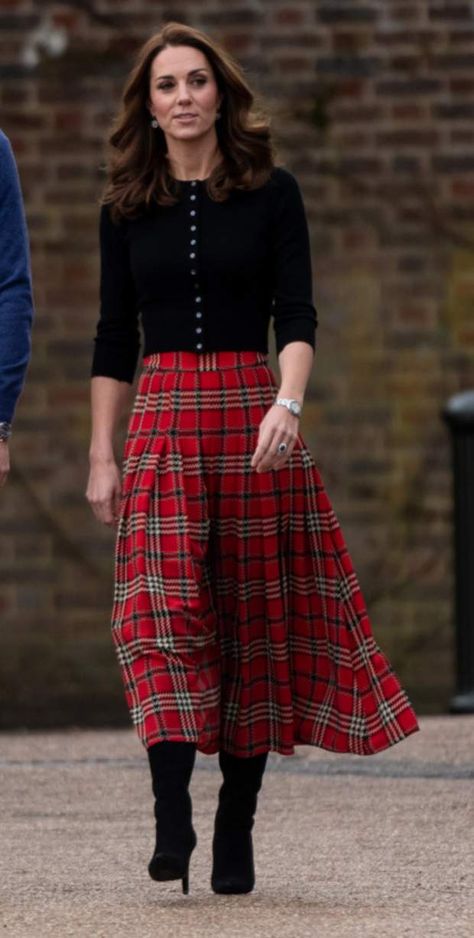 On s'inspire : la jupe tartan.Véritable tendance des dernières années, le motif tartan cher à Lady Di, séduit aussi Kate Middleton. Vestidos Kate Middleton, Moda Kate Middleton, Kate Middleton Stil, Mode Tartan, Style Kate Middleton, Düşes Kate, Herzogin Von Cambridge, Looks Kate Middleton, Estilo Kate Middleton