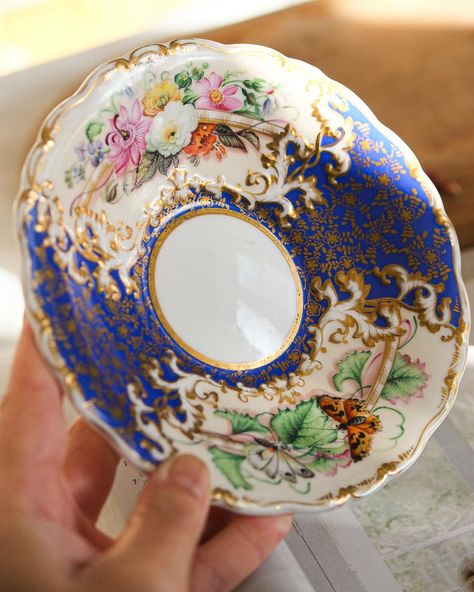 🔻SOLD🔻 It’s been sent to new home already but it worth to share with you this marvellous painting craftsmanship made by Copeland & Garrett rococo revival style made between 1833 - 1847s. #tateantiques #copeland #musuem #artpiece #craftsmanship #botanicalgardens #botanicalillustration #spode #englishporcelain #rococo #livingwithantiques #antiquelovers #cupoftheday #cupoftea #teahistory #cobaltblue #shabbychicdecor #luxurylifestyle #luxuryhome #interiør #interiordecorating #tablesetting #teaw... Rococo Revival, Tea History, Shabby Chic Decor, Botanical Illustration, Rococo, Luxury Homes, New Home, Tea Cups, Interior Decorating