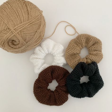 Crochet scrunchies in white, tan, brown, and black Black Crochet Projects, Brown Yarn Crochet Ideas, Brown Crochet Ideas, Brown Crochet Pattern, Black Yarn Crochet Ideas, Crochet Accessories Free Pattern, Scrunchies Crochet, Scrunchie Crochet, Black And White Crochet