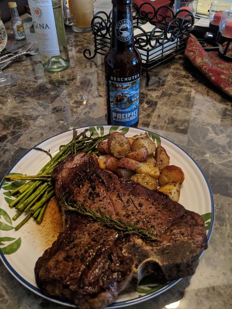 T Bone Steak Recipe, Bone Recipes, Steak Asparagus, Eating Photography, Meat Diet, T Bone Steak, T Bone, Food Babe, Post Workout Food