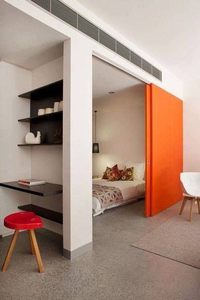 Small Appartement, Små Rum Lidt Plads, Sliding Room Dividers, Bilik Tidur, Window Screens, Small Room Design, Compact Living, Red Door, घर की सजावट