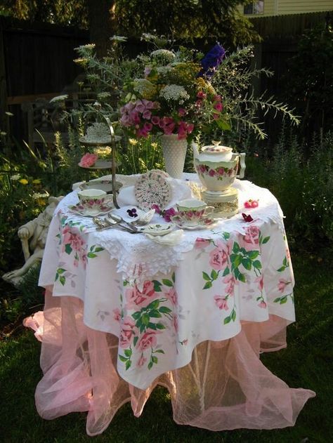 . Vintage Tea Parties, Asian Home Decor, European Home Decor, Vintage Tea Party, Afternoon Tea Parties, Tea Party Garden, Tea Garden, High Tea, Tea Room