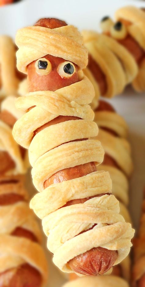 Crescent Roll Mummy Hot Dogs - Aren’t they scary sweet? Halloween Appetizers For Adults, Crescent Dogs, Halloween Fingerfood, Fun Halloween Party Food, Party Food Easy Appetizers, Mummy Hot Dogs, Scary Halloween Food, Sweet Bedroom, Halloween Finger Foods