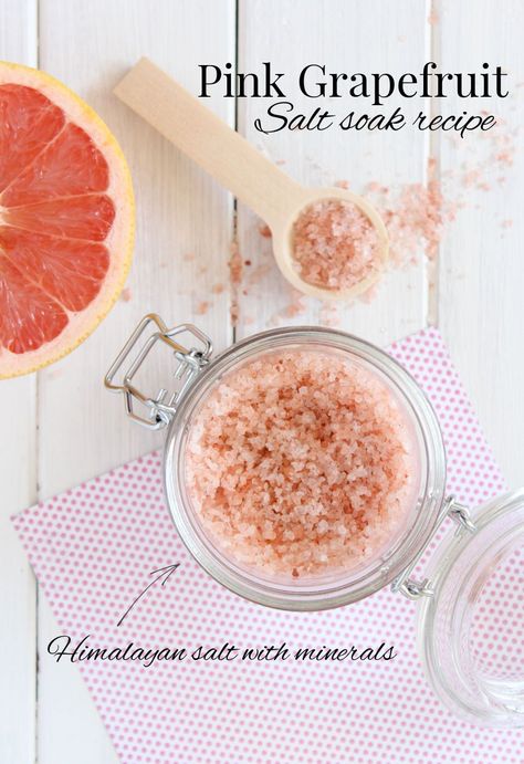 This pink grapefruit salt soak is the perfect way to end the day. Relaxing, detoxifying and easy to make. Whip up a jar to keep, plus another to give away! Salt Soak Recipe - Handmade Gifts - Bath Soak Homemade Guacamole Easy, Things To Do With Jars, Baking Soda Body Scrub, Diy Mason Jar Crafts, Baskets Gifts, Gifts In A Jar, Sugar Scrub Recipe, Homemade Guacamole, Diy Mason Jar