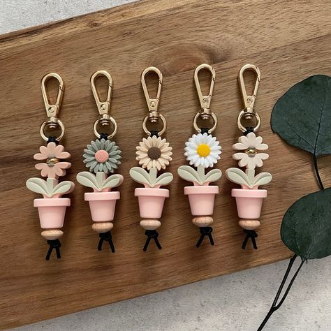 Flower Pots Wood, Teacher Gift Ideas, Cute Teacher Gifts, Clay Keychain, Keychain Craft, Peg Doll, Pen Gift, Gold Gift, Beaded Keychains