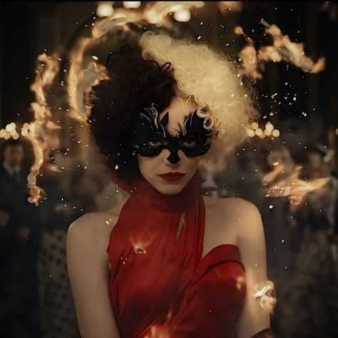 Cruella Icon, Cruella 2021, Cruella Deville, Disney Live Action, Wallpaper Red, Aesthetic People, Halloween Inspo, Weave Style, Emma Stone