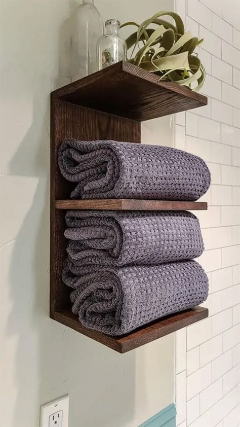 Bathroom Towel Storage Ideas, Bad Diy, Small Bathroom Organization Ideas, Wood Towel Rack, Diy Towel Rack, Bathroom Storage Hacks, Bathroom Towel Storage, Small Bathroom Organization, Diy Towels