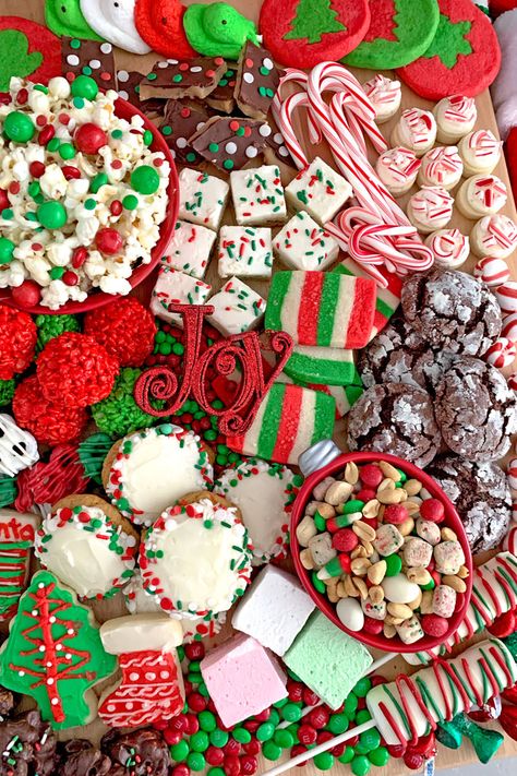 Holiday Dessert Board Platter, Easy Candy Charcuterie Board, Candy Charturie Boards Ideas, Candy Christmas Board, Christmas Platter Ideas Desserts, Christmas Candy Board Ideas, Christmas Candy Charcuterie Board Ideas, Christmas Platter Desserts, Holiday Charcuterie Board Ideas Dessert