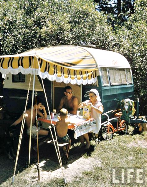 1950s family camping  Photographer Ralph Crane 1950s Camping, Christian Hippie, Vintage Camping Photos, 1950s Family, Vintage Glamping, Road Aesthetic, Car Picnic, Vintage Road Trip, Camping Vintage