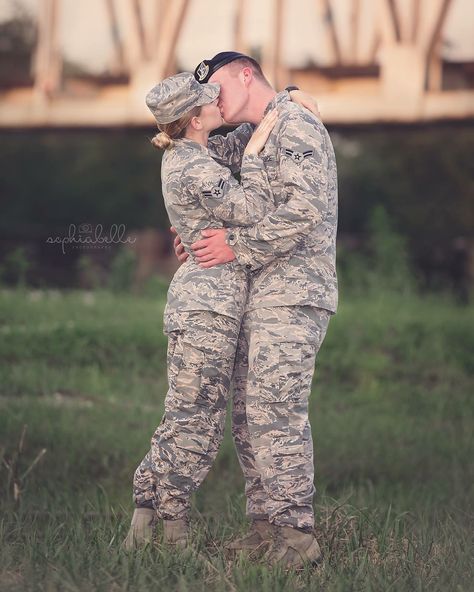 Military Couple Pictures, Military Couple Photography, Military Couple, Army Combat Uniform, Army Couple Pictures, Military Couples, Army Couple, Maternity Photography Couples, Military Girlfriend