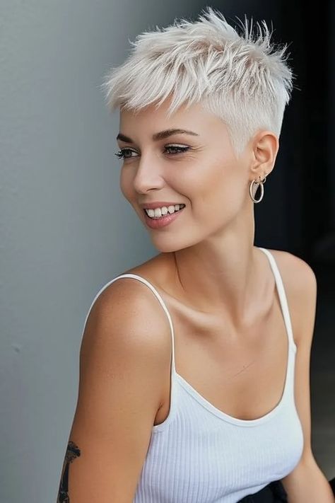 Mega kurze Haare für Frauen: 51+ freche Schnitte - hairtastic.de Shaved Pixie Haircut, Pixie Cut Color, Platinum Pixie Cut, Short Platinum Blonde Hair, Shaved Pixie, Shaved Hair Cuts, Textured Haircut, Cool Short Hairstyles, Hairstyle Trends