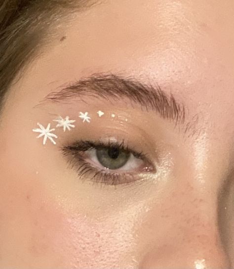 Fun Easy Eyeliner, Subtle Christmas Makeup, Snowflake Eyeliner, Holiday Eyeliner, Snowflake Makeup, Hippie Makeup, Cute Eye Makeup, Simple Eyeliner, Face Art Makeup