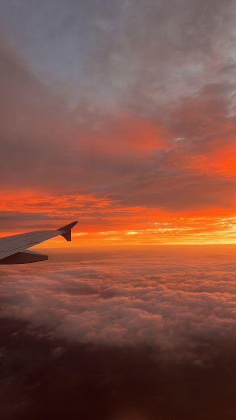 Sunset In Airplane, Airplane Asthetic Picture, Aesthetic Wallpaper Airplane, Sunrise From Plane, Sky Airplane Aesthetic, Sunset From Plane, Airplane Landscape, Hublot Avion, Airplane Sunrise