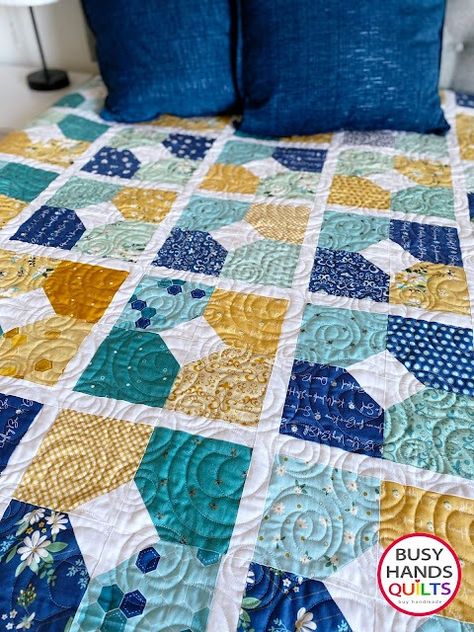 Busy Hands Quilts: Cottage Love Throw Quilt in Daisy Fields! Daisy Fields, Square Quilts, Fat Quarter Quilt Pattern, Charm Square Quilt, Quilt Club, Charm Pack Quilts, Cake Quilt, Layer Cake Quilts, Fiber Crafts