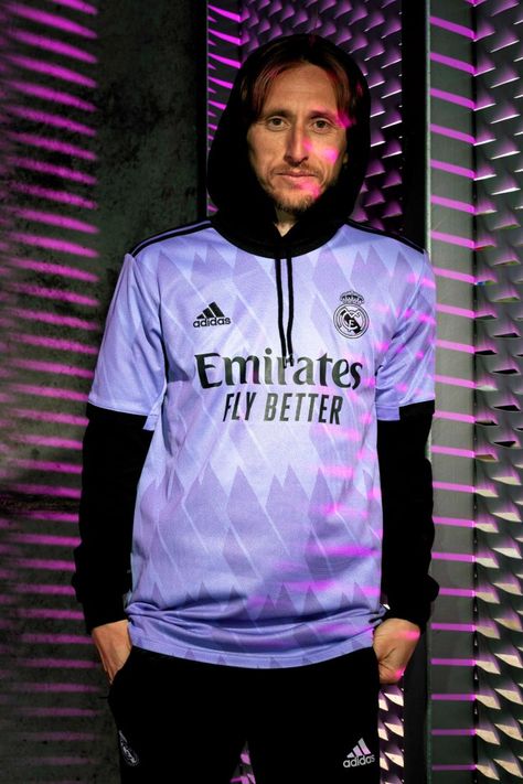 Using a famous Real Madrid coloway, adidas sets out on the new Real Madrid away jersey to capture the most precious prematch moment that every player and fan experiences. The height of anticipation, the growing excitement, the rush of adrenaline that gets everyone’s blood pumping. Moments like these drive the players and fans forward and in this progressive graphic design and colorway, Real Madrid will be doing just that. Real Madrid Purple, Camisa Real Madrid, Real Madrid Jersey, Best Soccer Shoes, Madrid Jersey, Real Madrid Shirt, Adidas Set, Luka Modric, Soccer Shop