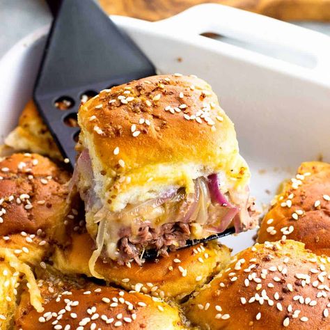 Beef Melt Sandwich, Roast Beef Melt, Deli Roast Beef, Sliders Recipes Hawaiian Rolls, Perfect Roast Beef, Roast Beef Sliders, Beef Sliders, Hawaiian Sweet Rolls, Roast Beef Sandwiches