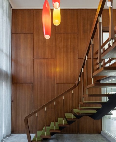 Vintage Stairs Ideas, Mid Century Modern Entrance Hall, Wood Accent Interior, Mid Century Baseboards, Mcm Railing, Mid Century Modern Stairs, 1970s Staircase, Mcm Stairs, 70s Staircase