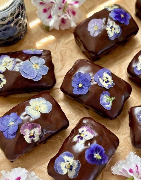 These soft, plush mini chocolate loaf cakes with a silky chocolate glaze are perfect for fairy picnics. They also make adorable Mother’s Day treats for moms who love chocolate. They’re … Brownie Mischief, Olive Oil Cakes, Chocolate Olive Oil Cake, Mini Loaf Cakes, Chocolate Loaf, Chocolate Loaf Cake, Loaf Cake Recipes, Loaf Cakes, Individual Desserts