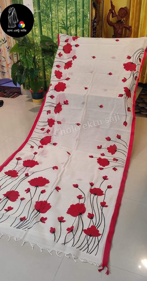 Simple Saree Painting Ideas, Hand Paint Saree Design, Handpainted Dupattas Design, Saree Hand Painting Designs, Table Cloth Painting Design, Dupatta Painting Designs, Saree Painting Ideas, Fabric Painting On Saree, Fabric Paint Designs Creative