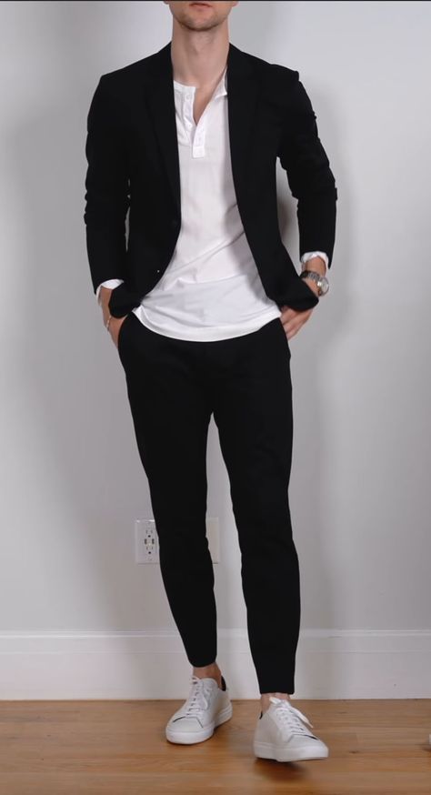 Blazer, Henley, calcas chino, tennis branco Outfit Formal Hombre, Black Blazer Outfit Men, Social Style, Social Clothes, Black Blazer Outfit, Casual Oufits, Stylish Mens Suits, Black Outfit Men, Outfit Blazer