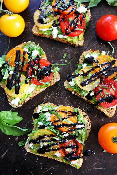 Avocado, Tomato, and Goat Cheese Toast Recipe Avocado toast with tomatoes, goat cheese, arugula, basil, and a drizzle of balsamic glaze. The perfect avocado toast for summertime. Toast Goat Cheese, Goat Cheese Toast, Breakfast Avocado Toast, Tomato And Goat Cheese, Cheese Toast Recipe, Simple Avocado Toast, Breakfast Avocado, Toast Avocado, Easy To Make Snacks