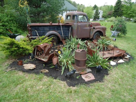 love it Truck Fountain, Recycled Garden Projects, Truck Garden, Car Yard, Rustic Landscaping, Truck Decor, Old Truck, Garden Junk, Recycled Garden