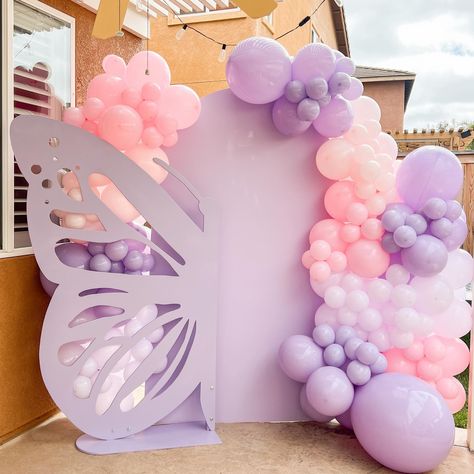 A little butterfly in the way 🦋🦋 Butterfly Balloon Backdrop, Butterfly Balloon, Fairy Wonderland, Butterfly Balloons, Backdrops Kids, Butterfly And Flowers, Little Butterfly, Modern Party, Butterfly Baby Shower