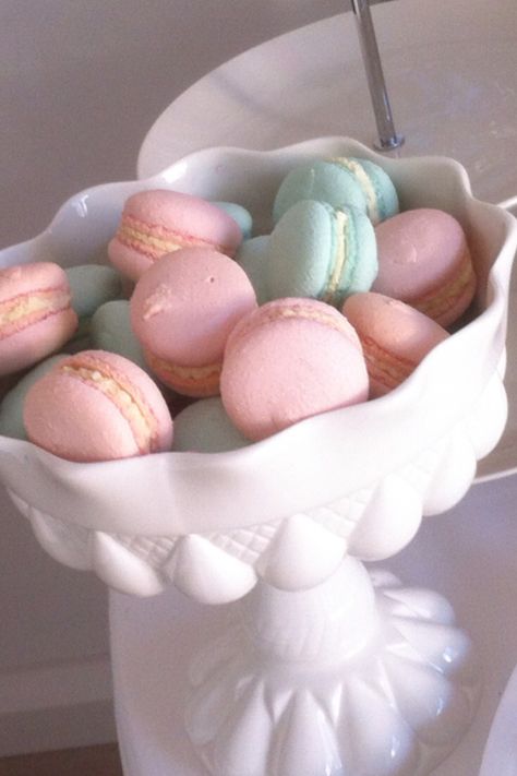 Pink and blue macaroons Pink And Blue Macaroons, Pink And Blue Food, Blue Party Themes, Blue Macaroons, Blue Sweets, Board Night, Pink Macaroons, White Desserts, Aesthetic Foods