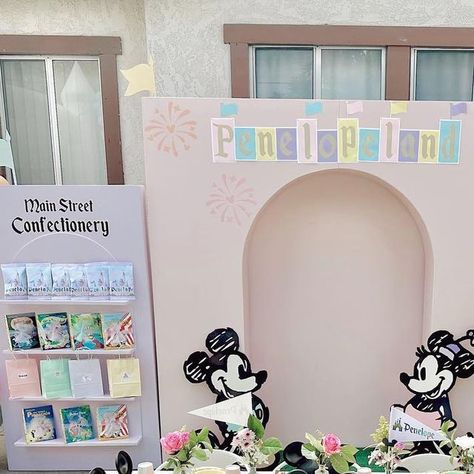 CG Events on Instagram: "The turn out was just as I envisioned ✨   Rentals & styled by @cgcreations_  Kids table @client  Mickey & Minnie @bees_partydecor  Flags @goldenfoxcrafts  Chip Bags @naiacreating   #disneyparty #disneypartyideas #disneypartytheme #disneypartydecor #disneylandparty #kidsparty #kidspartyideas #mickey #minnie #classicmickeymouse" Minnie Mouse Birthday Decorations, Disneyland Birthday, Baby Birthday Decorations, 3 Birthday, Disney Birthday Party, Disney Theme Party, Classic Mickey Mouse, Kids Table, Disney Birthday