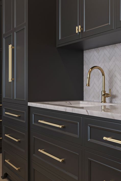 The Radial Reign collection features cabinet pulls in a bar pull design and knurling texture to bring a regal presence to kitchens. This cabinet hardware complements contemporary designs and is available in a range of sizes including a knob and appliance pull. Black Kitchen Brass Hardware, Dark Kitchen Hardware, Black Kitchen Cabinets With Gold Handles, Knurled Cabinet Hardware, Kitchen Pulls And Knobs, Black Hardware Kitchen, Built In Tv Cabinet, Modern Kitchen Cabinet Handles, Modern Kitchen Cupboards