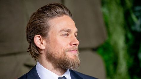 Charlie Hunnam’s hairstyle – The Gentlemen Colin Farrell | Dean Gaffney | Fitzrovia barber | Guy Ritchie | Henry Golding |Hugh Grant | Matthew McConaughey |2020 Gentlemen Haircuts  Charlie Hunnam- The Gentelmen Charlie Hunnam plays Raymond, known as the Consigliere – a character who isn’t afraid to get his hands dirty, even looking totally dapper.  How to get Charlie Hunnam’s hairstyle from the movie The Gentlemen How do I style Charlie Hunnam’s haircut from The Gentlemen? Charlie Hunnam Haircut, Beard Growth Tips, Shaved Head With Beard, Gentleman Haircut, Ducktail Beard, Ryan Hurst, Goatee Beard, Beard Styles Short, Hipster Beard