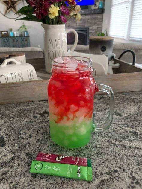 Water Tok Ideas, Skittles Loaded Tea Recipe, Christmas Water Flavors, Skittles Drink Mix Recipe, Water Flavors Ideas, Mt Dew Water Recipe, Green Apple Water Recipe, Water Bar Recipes, Flavor Water Recipes