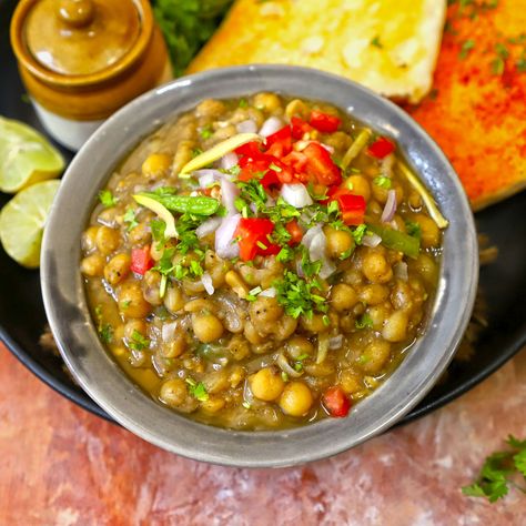 Chole Recipe, Kulcha Recipe, North Indian Recipes, Punjabi Food, Indian Breakfast, Desi Food, Pakistani Food, Healthy Homemade Recipes, Garlic Recipes